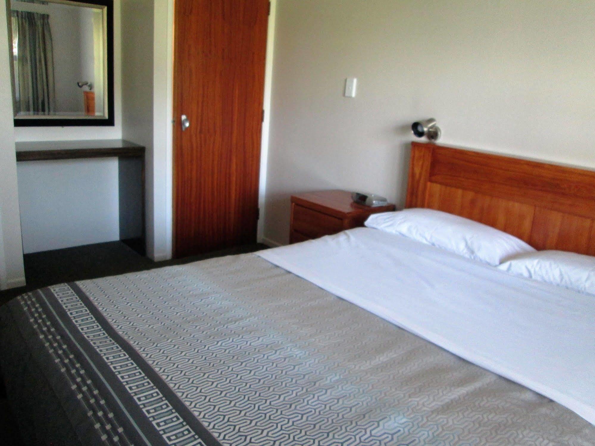 Colonial Motel Папакура Екстериор снимка