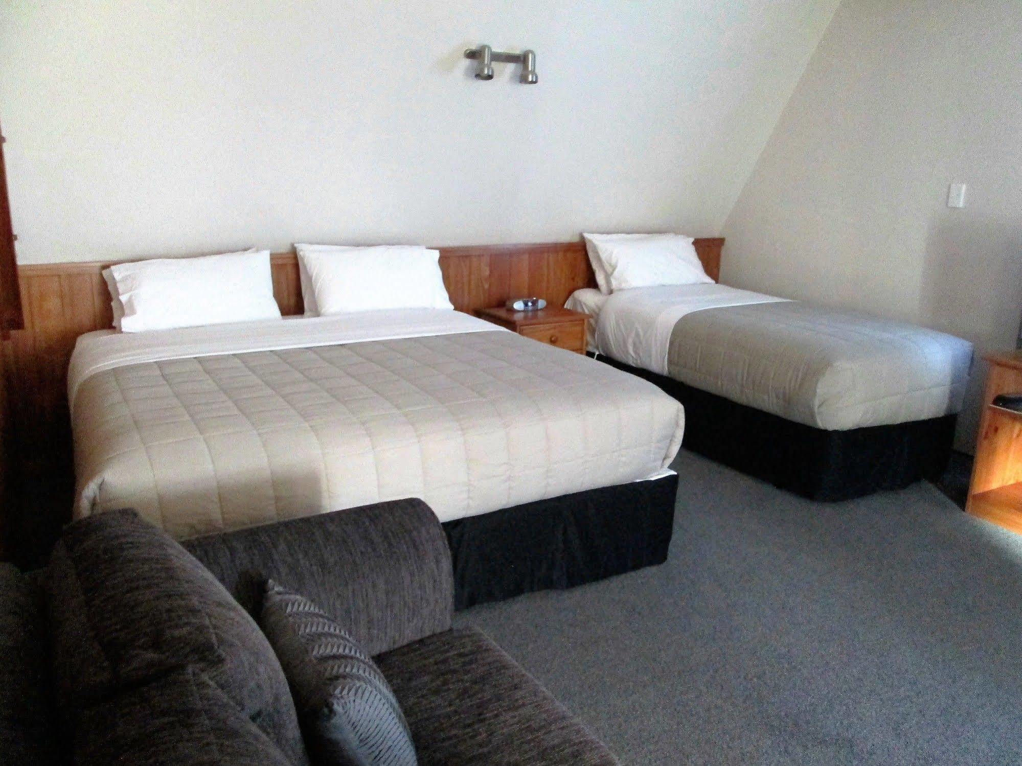 Colonial Motel Папакура Екстериор снимка