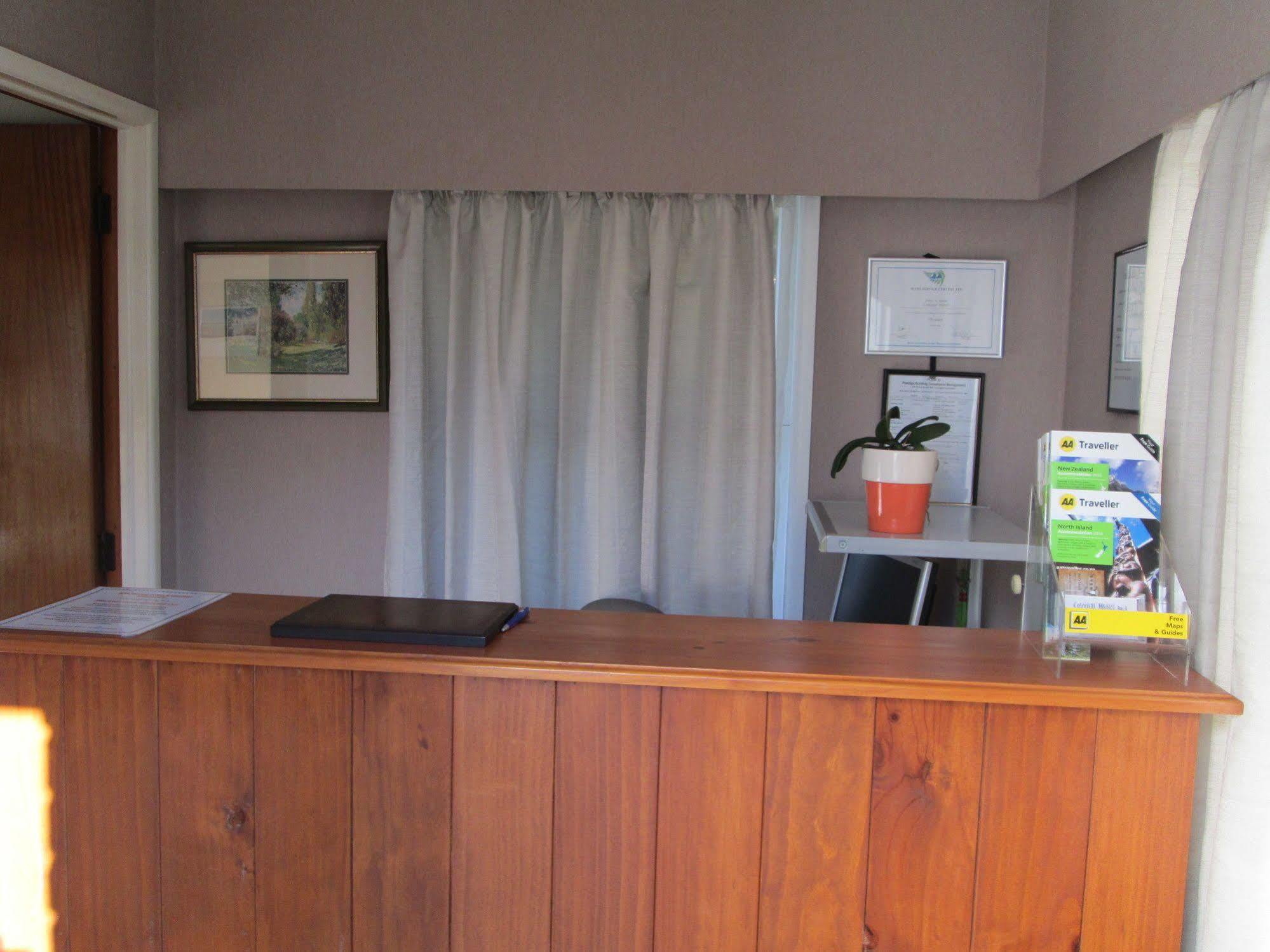 Colonial Motel Папакура Екстериор снимка