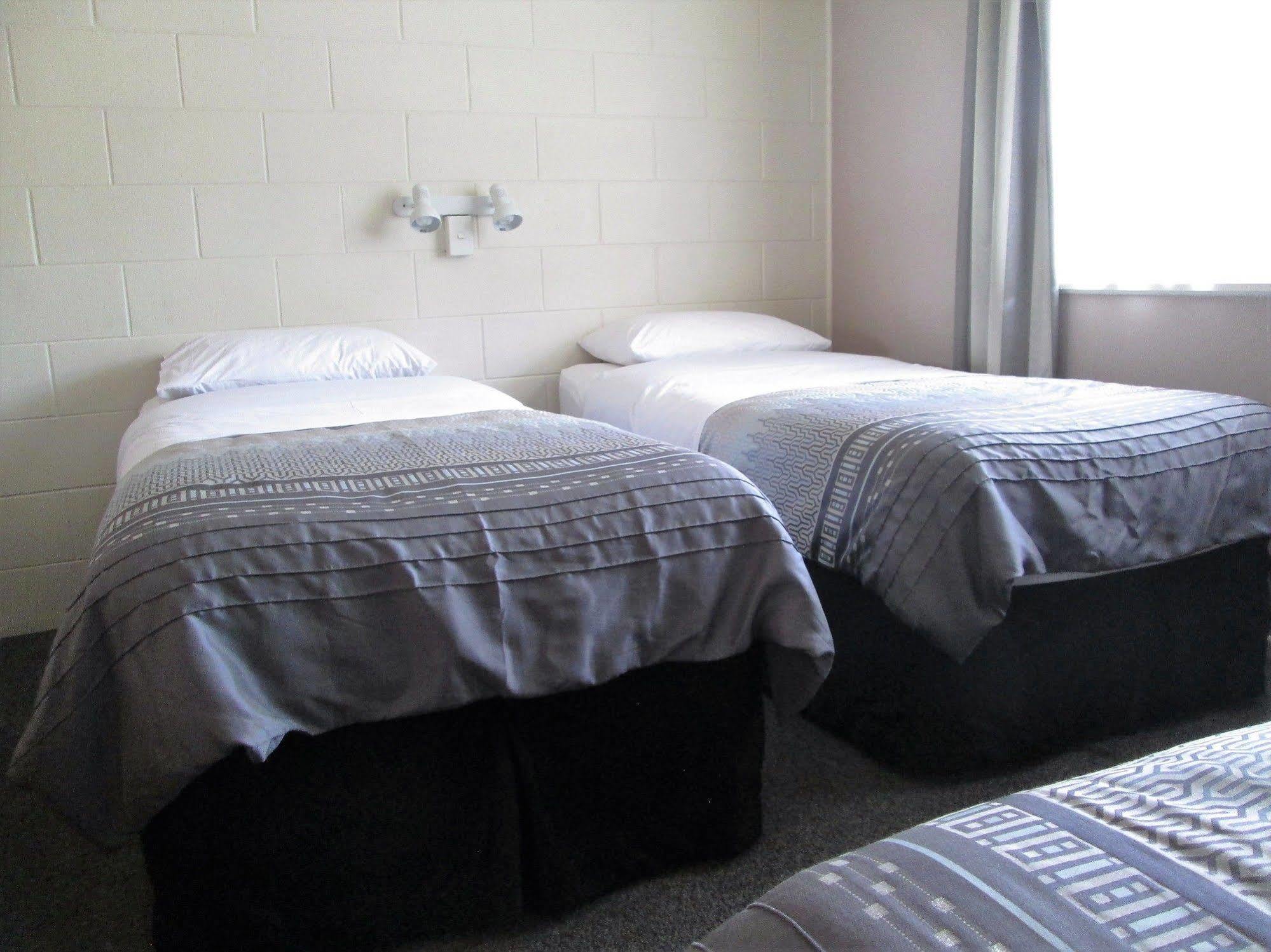Colonial Motel Папакура Екстериор снимка